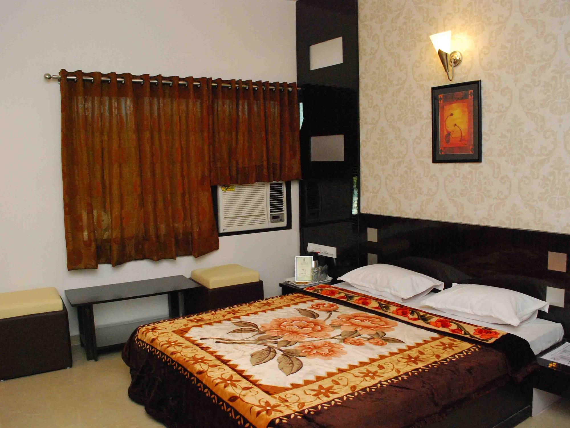 Oyo Flagship 19003 Hotel Rudra Mahal Ahmedabad Exterior photo