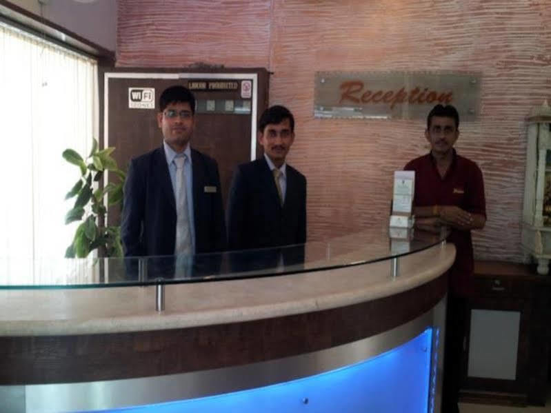 Oyo Flagship 19003 Hotel Rudra Mahal Ahmedabad Exterior photo